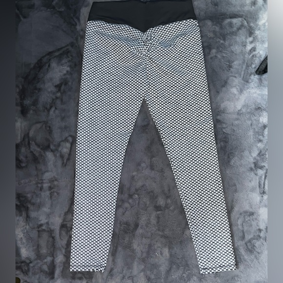 SHEIN leggings - Picture 2 of 3